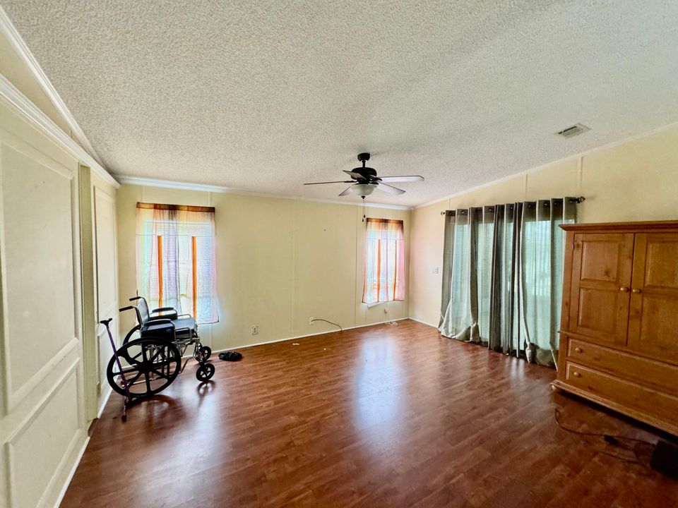 For Sale: $159,900 (2 beds, 2 baths, 986 Square Feet)