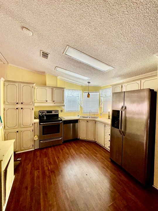 For Sale: $159,900 (2 beds, 2 baths, 986 Square Feet)