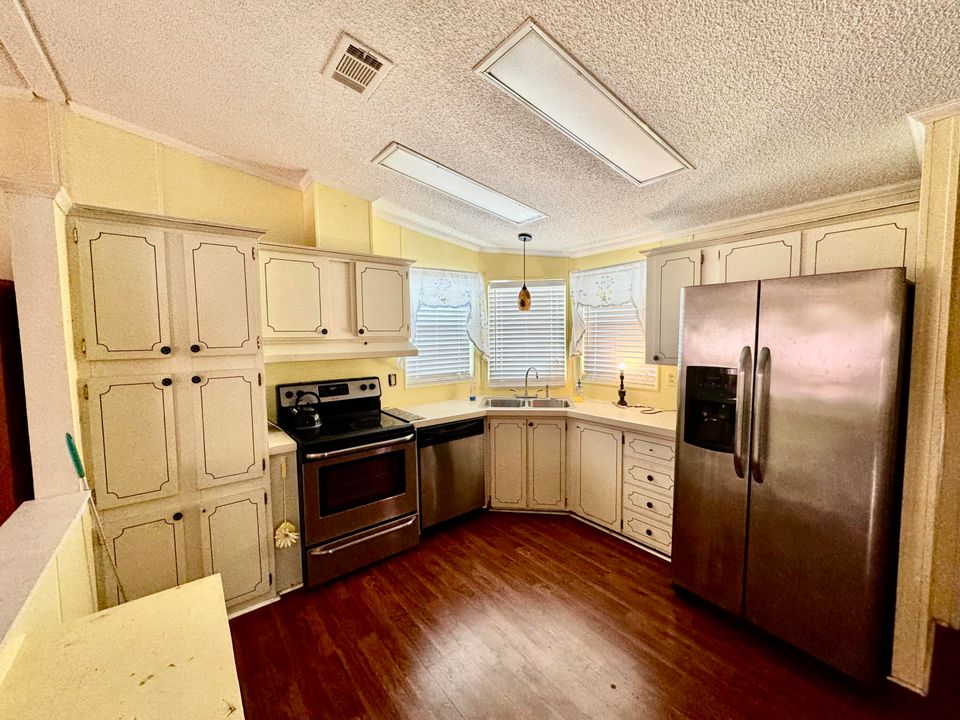 For Sale: $159,900 (2 beds, 2 baths, 986 Square Feet)