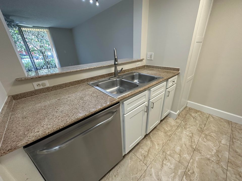 For Sale: $399,900 (2 beds, 2 baths, 1200 Square Feet)