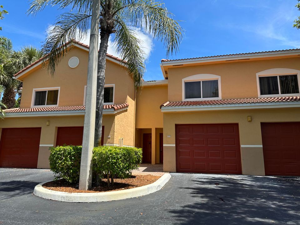 For Sale: $399,900 (2 beds, 2 baths, 1200 Square Feet)