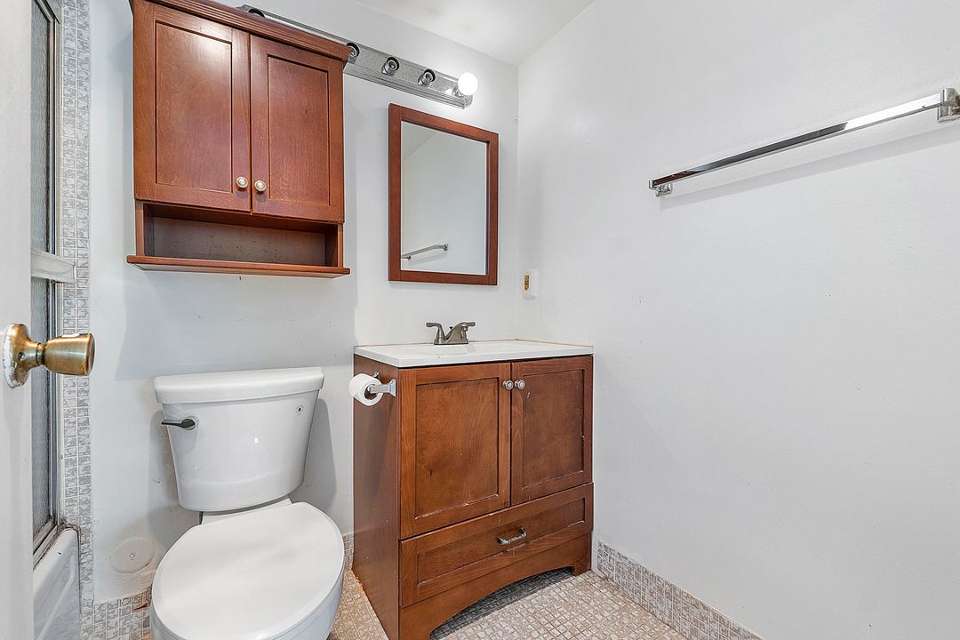 For Sale: $135,000 (1 beds, 1 baths, 738 Square Feet)