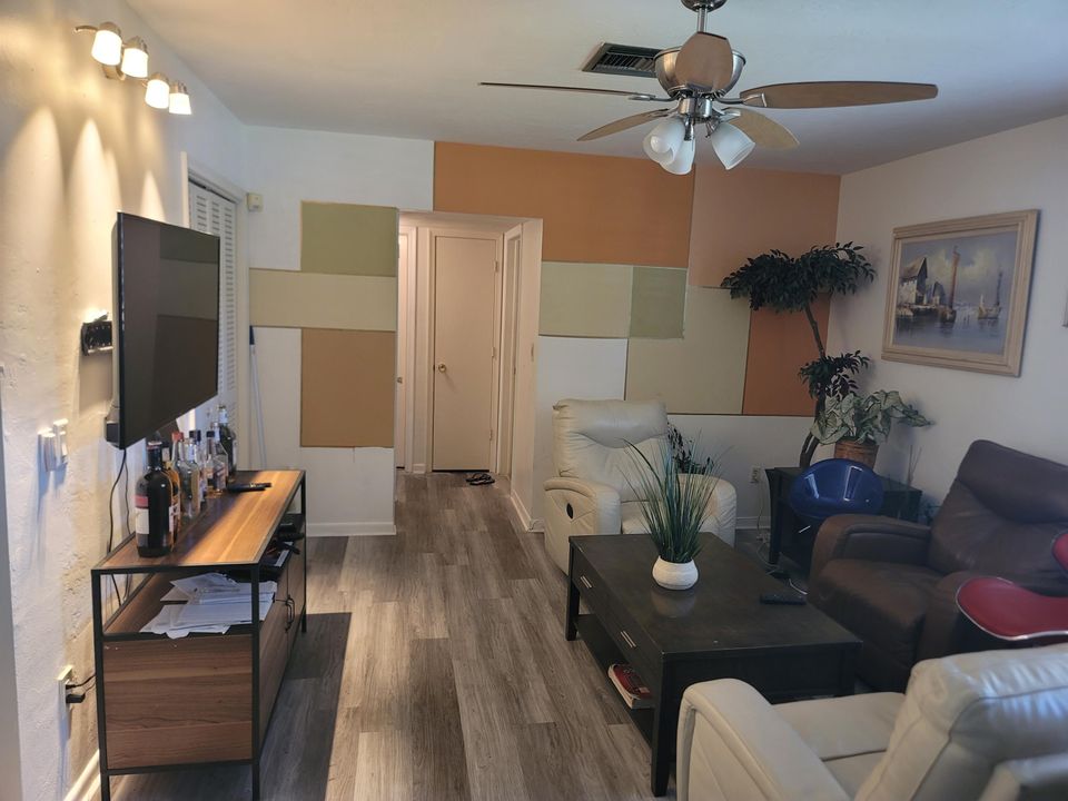 For Sale: $270,000 (2 beds, 2 baths, 1028 Square Feet)