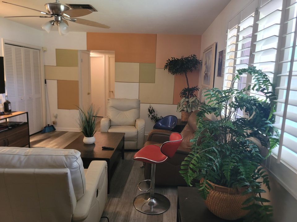 For Sale: $270,000 (2 beds, 2 baths, 1028 Square Feet)