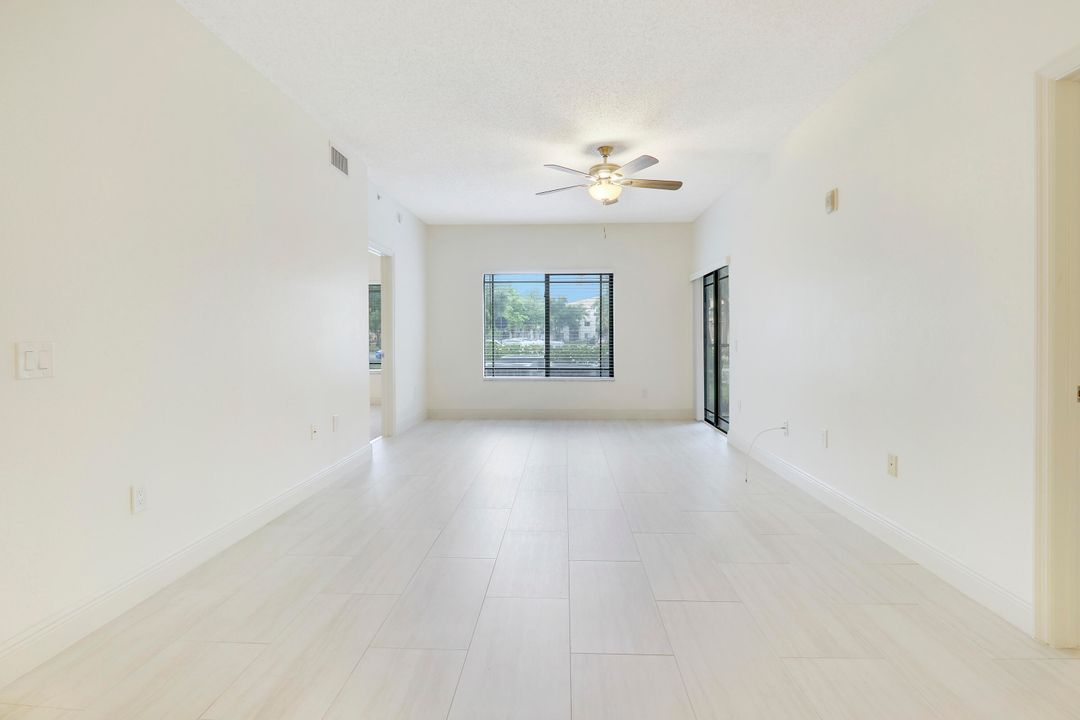 For Sale: $335,000 (2 beds, 2 baths, 1092 Square Feet)