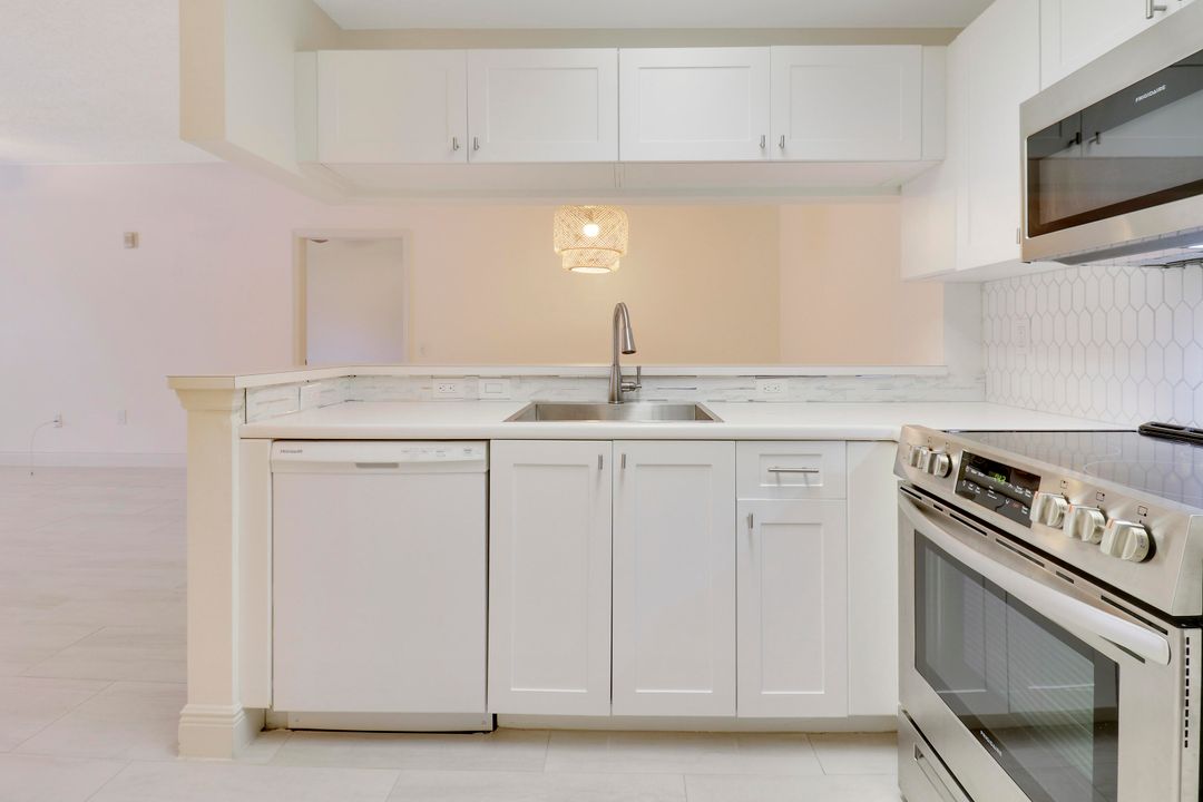 For Sale: $335,000 (2 beds, 2 baths, 1092 Square Feet)