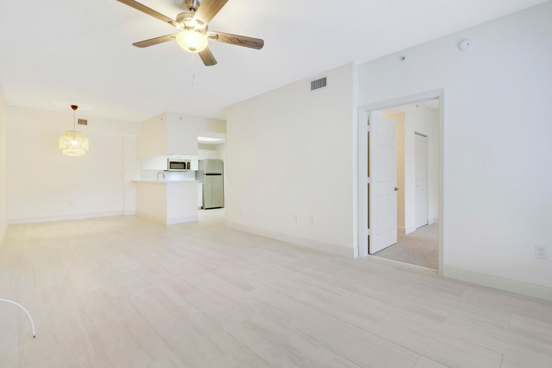 For Sale: $335,000 (2 beds, 2 baths, 1092 Square Feet)