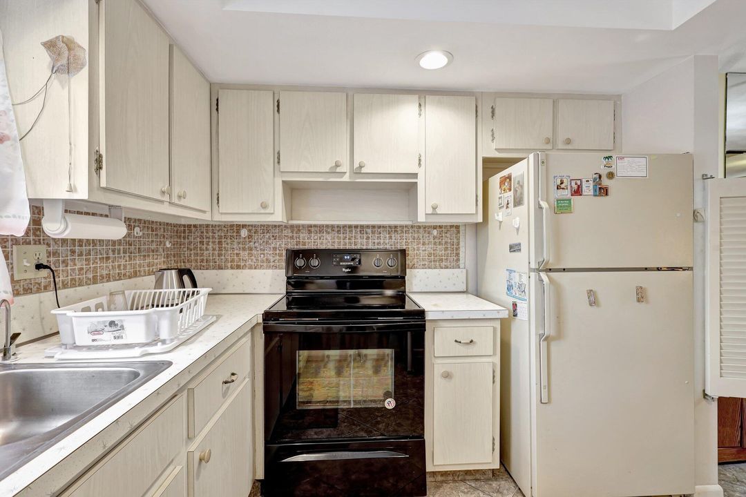 For Sale: $165,000 (2 beds, 2 baths, 910 Square Feet)