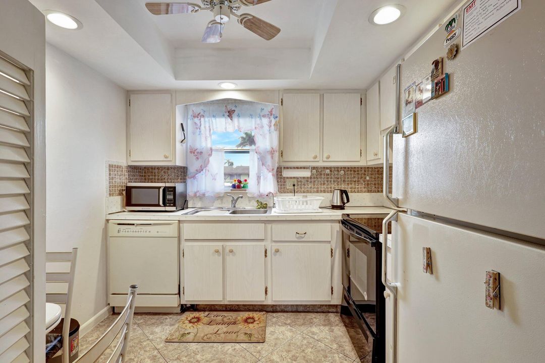 For Sale: $165,000 (2 beds, 2 baths, 910 Square Feet)