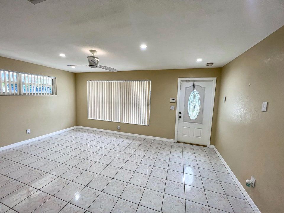 For Rent: $3,000 (4 beds, 2 baths, 1570 Square Feet)