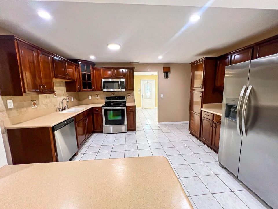 For Rent: $3,000 (4 beds, 2 baths, 1570 Square Feet)