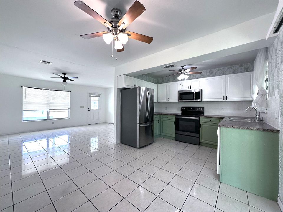 For Rent: $1,900 (2 beds, 2 baths, 936 Square Feet)