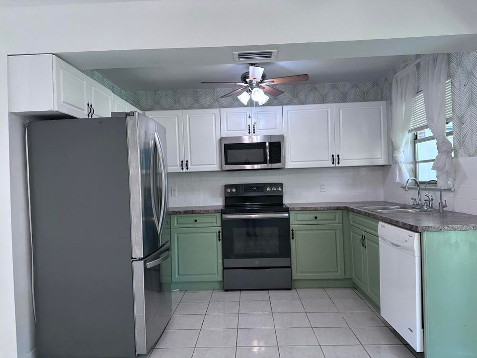 For Rent: $1,900 (2 beds, 2 baths, 936 Square Feet)