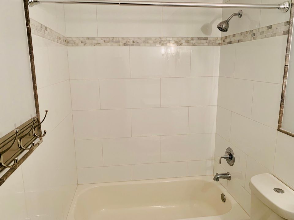 For Rent: $2,100 (2 beds, 1 baths, 812 Square Feet)