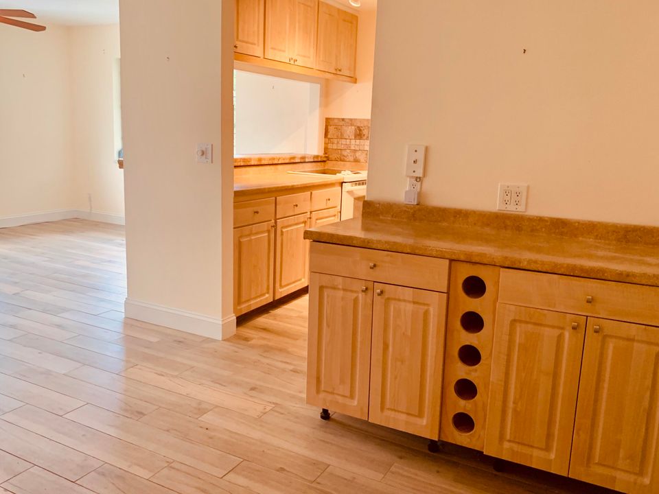 For Rent: $2,100 (2 beds, 1 baths, 812 Square Feet)