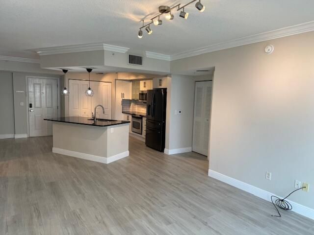 For Rent: $3,250 (2 beds, 2 baths, 1144 Square Feet)