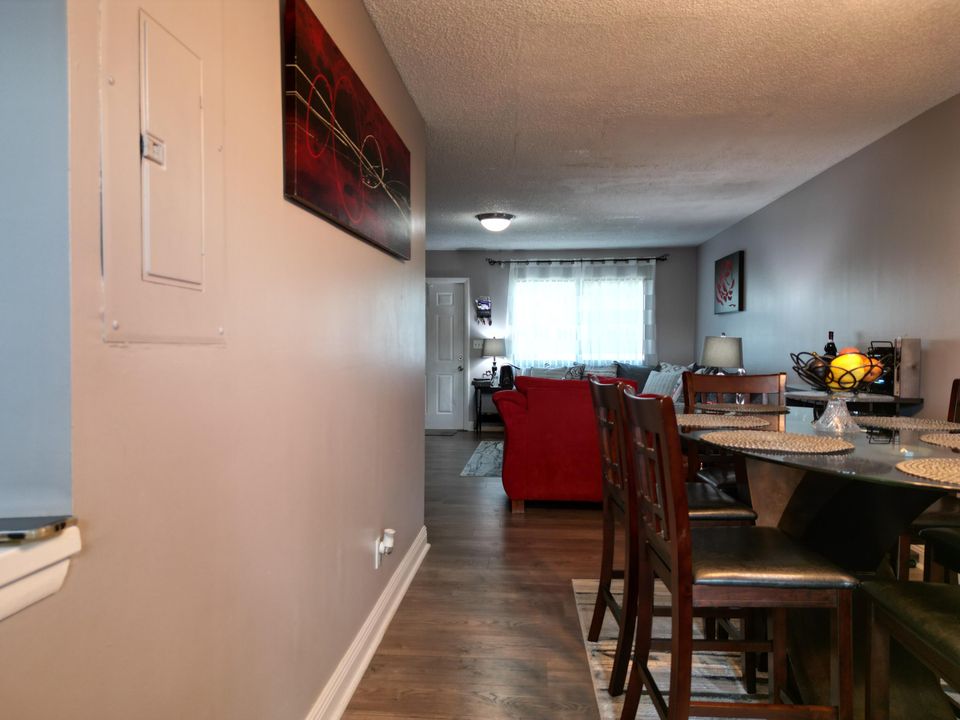 For Sale: $310,000 (2 beds, 2 baths, 1206 Square Feet)