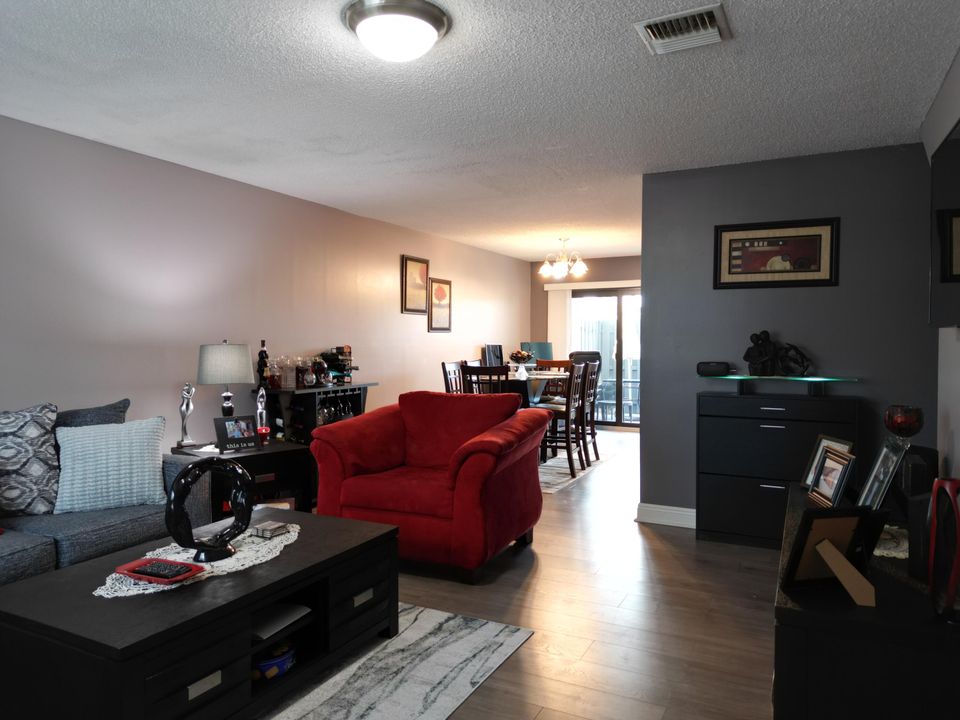 For Sale: $310,000 (2 beds, 2 baths, 1206 Square Feet)