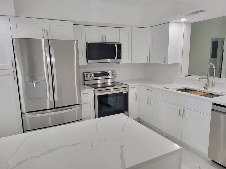 For Sale: $248,990 (2 beds, 2 baths, 1156 Square Feet)