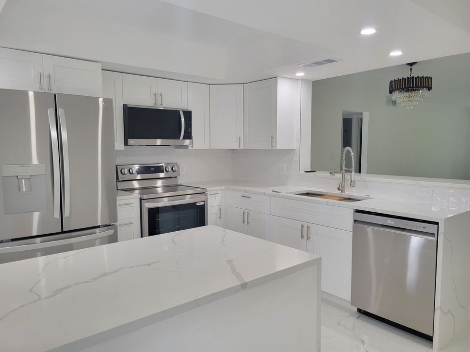 For Sale: $248,990 (2 beds, 2 baths, 1156 Square Feet)