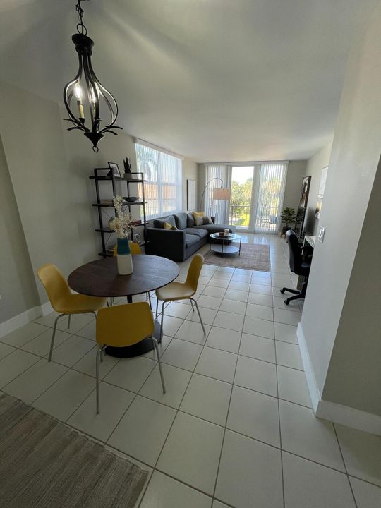 Active With Contract: $1,800 (1 beds, 1 baths, 702 Square Feet)