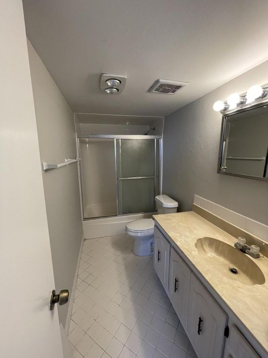 For Rent: $2,200 (1 beds, 1 baths, 702 Square Feet)
