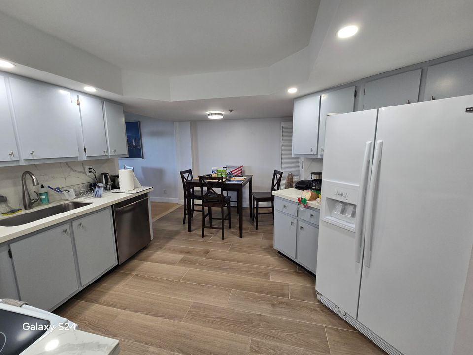 For Rent: $3,000 (2 beds, 2 baths, 1310 Square Feet)