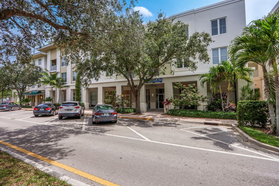 Active With Contract: $2,250 (1 beds, 1 baths, 719 Square Feet)