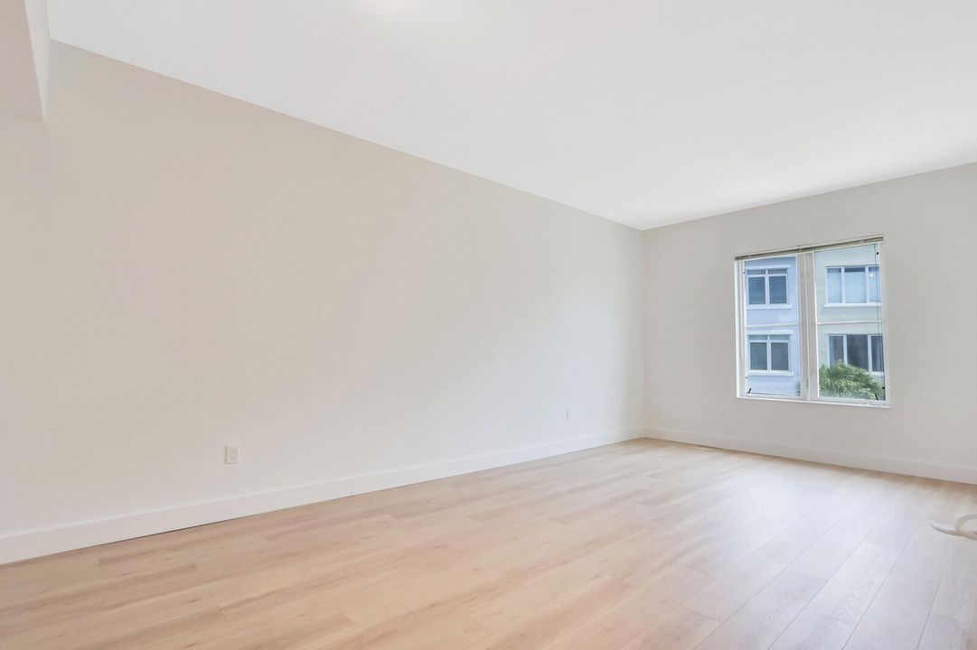 Active With Contract: $2,250 (1 beds, 1 baths, 719 Square Feet)