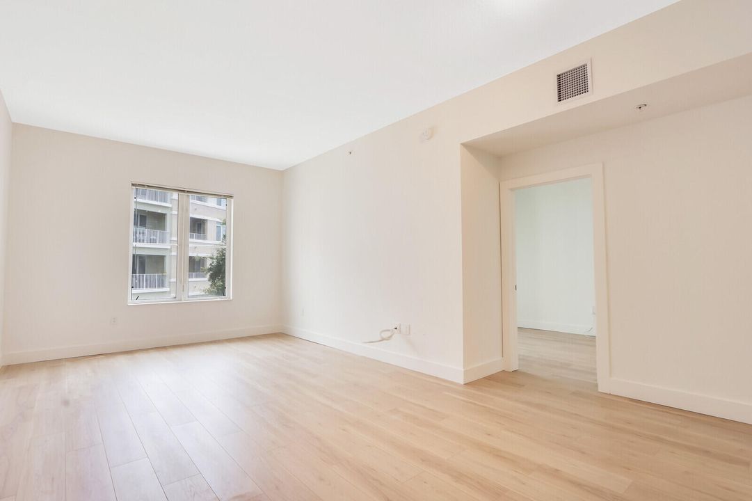 Active With Contract: $2,250 (1 beds, 1 baths, 719 Square Feet)