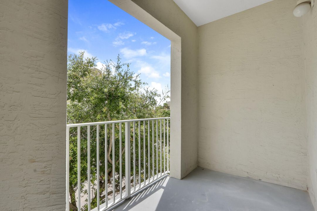 Active With Contract: $2,250 (1 beds, 1 baths, 719 Square Feet)