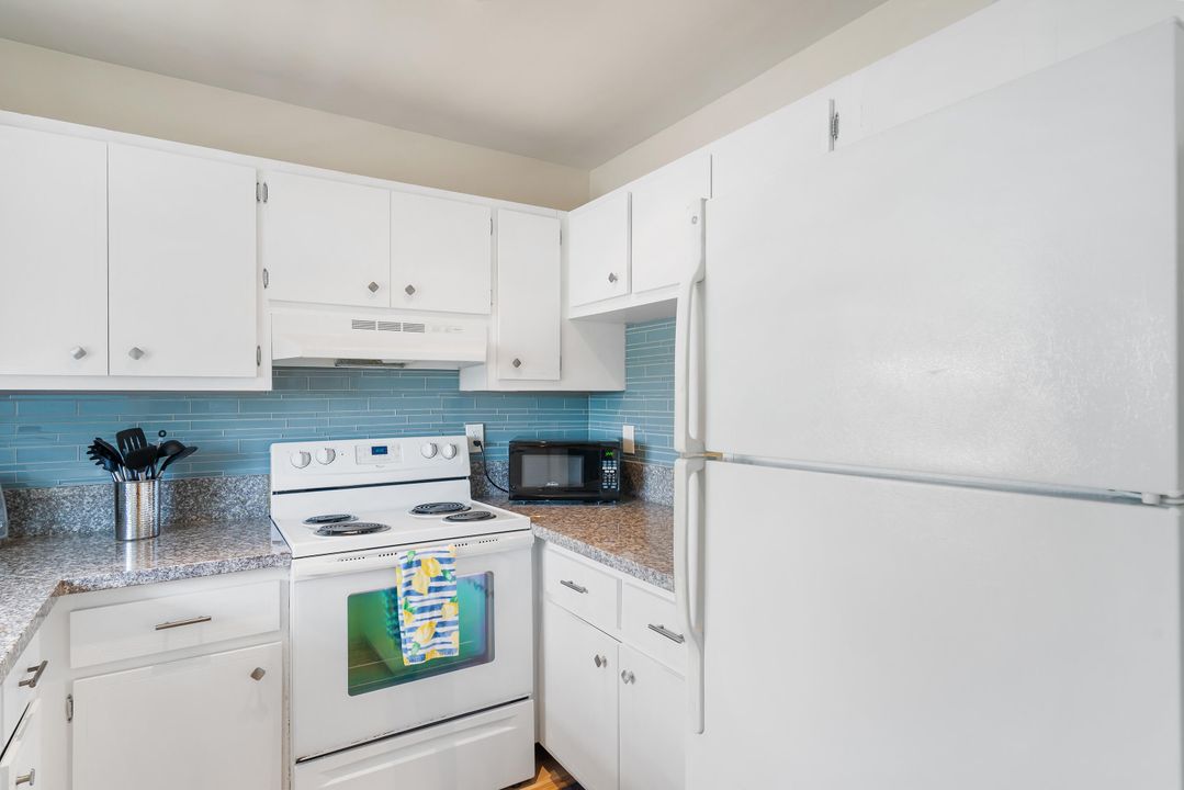 For Sale: $149,500 (1 beds, 1 baths, 697 Square Feet)