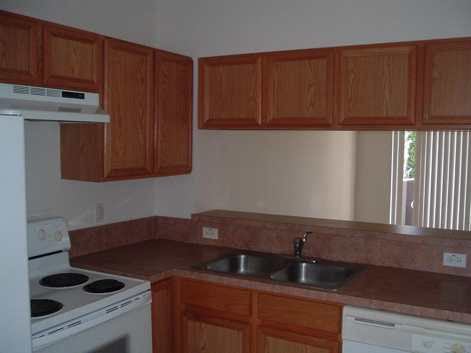 For Sale: $277,900 (2 beds, 1 baths, 1008 Square Feet)