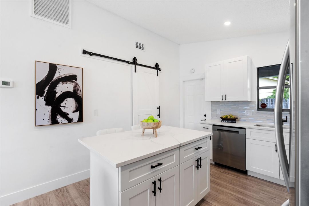 For Sale: $359,900 (2 beds, 2 baths, 936 Square Feet)