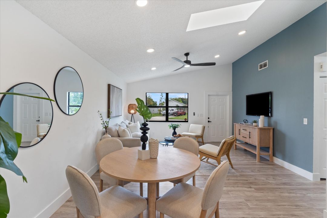 For Sale: $359,900 (2 beds, 2 baths, 936 Square Feet)