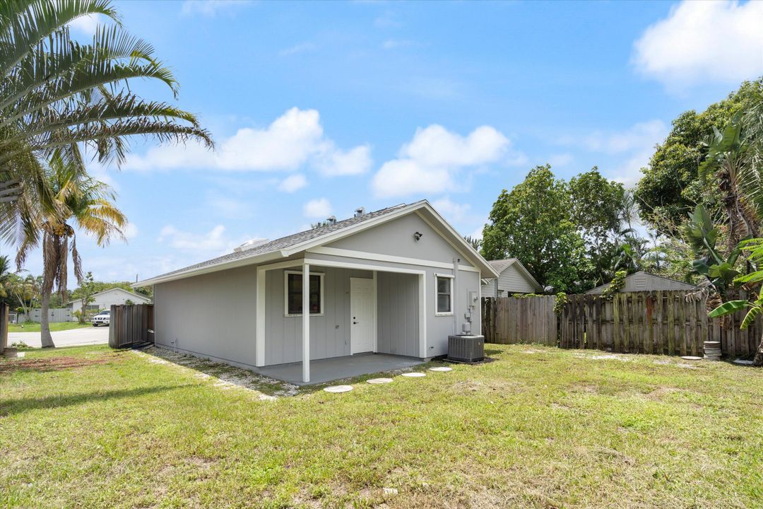 For Sale: $359,900 (2 beds, 2 baths, 936 Square Feet)