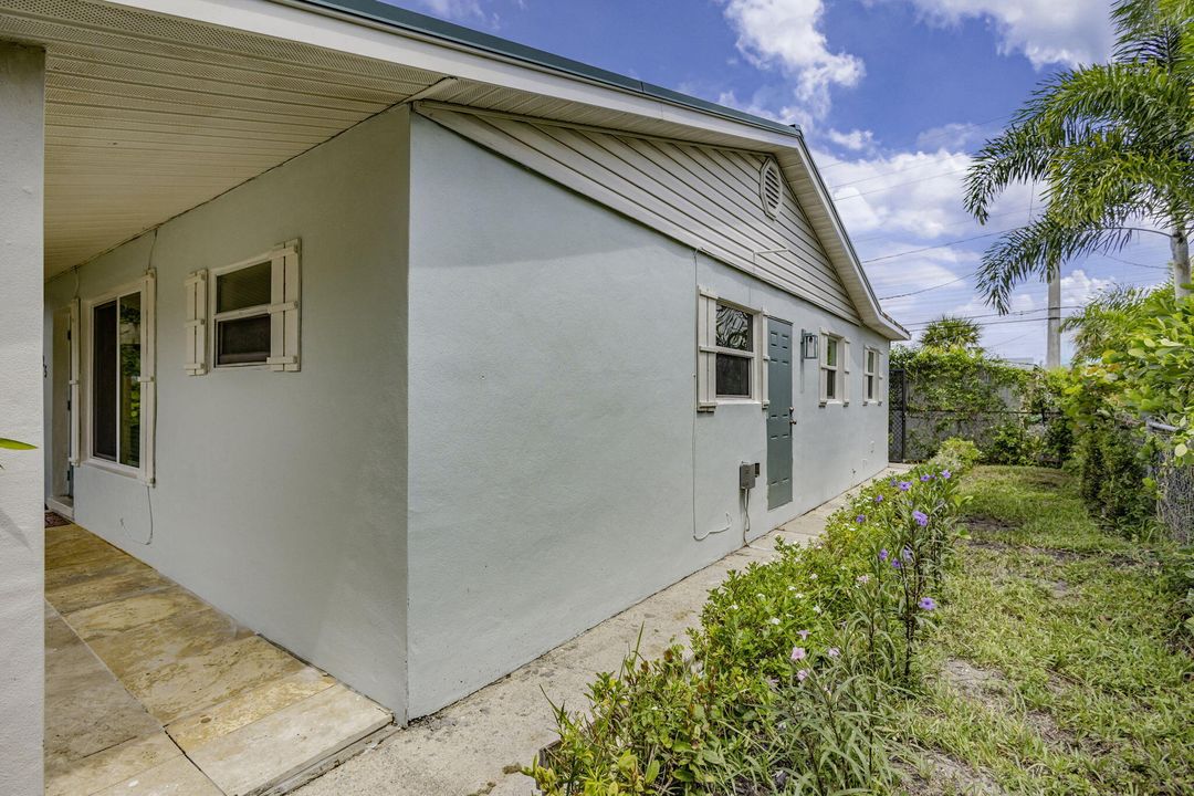 For Sale: $424,997 (3 beds, 2 baths, 945 Square Feet)