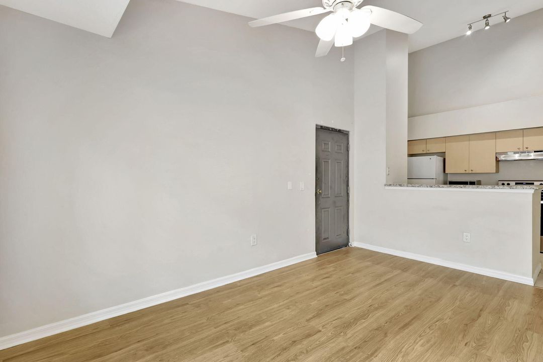 For Rent: $1,800 (1 beds, 1 baths, 760 Square Feet)