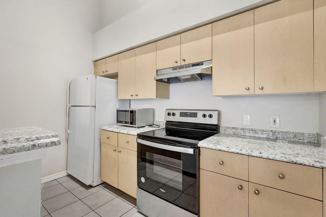 For Rent: $1,800 (1 beds, 1 baths, 760 Square Feet)