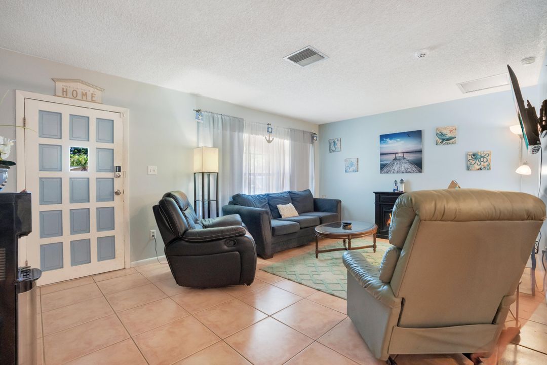 For Sale: $298,000 (2 beds, 2 baths, 1160 Square Feet)