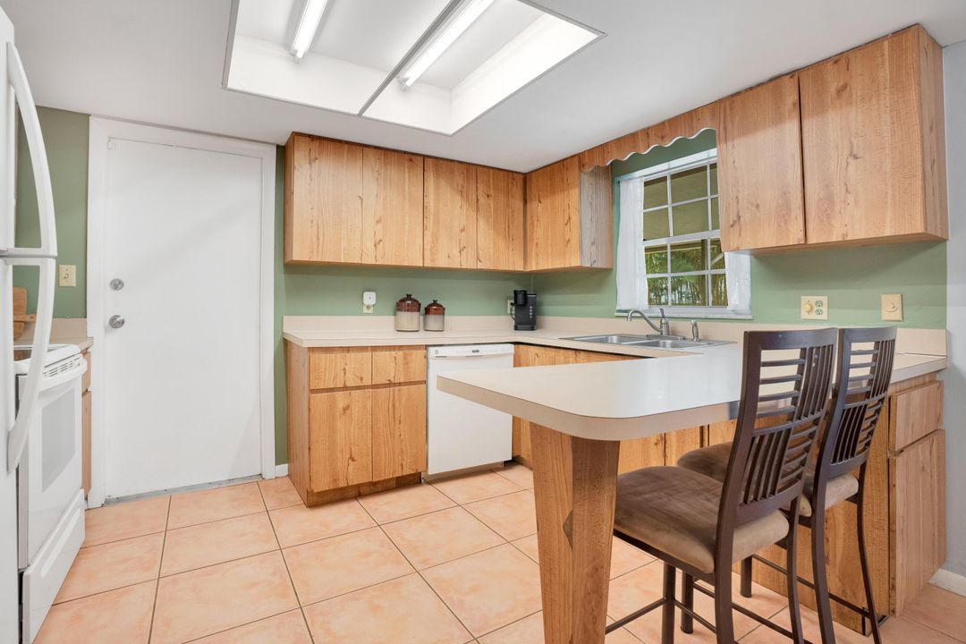 For Sale: $298,000 (2 beds, 2 baths, 1160 Square Feet)