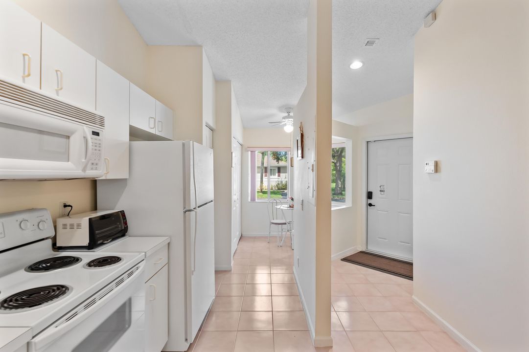 For Sale: $310,000 (2 beds, 2 baths, 1126 Square Feet)