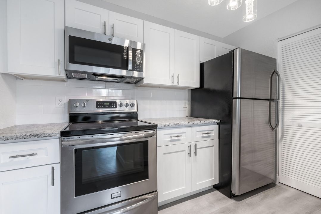 For Sale: $214,900 (1 beds, 1 baths, 820 Square Feet)