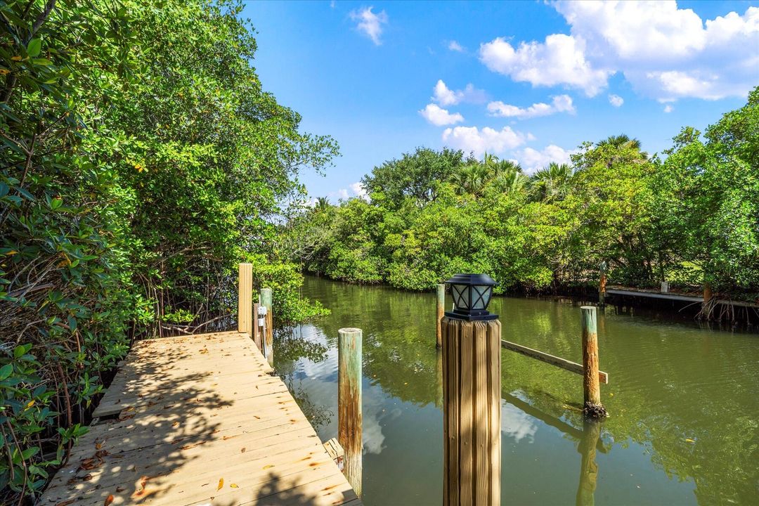 For Sale: $1,900,000 (3 beds, 2 baths, 2320 Square Feet)