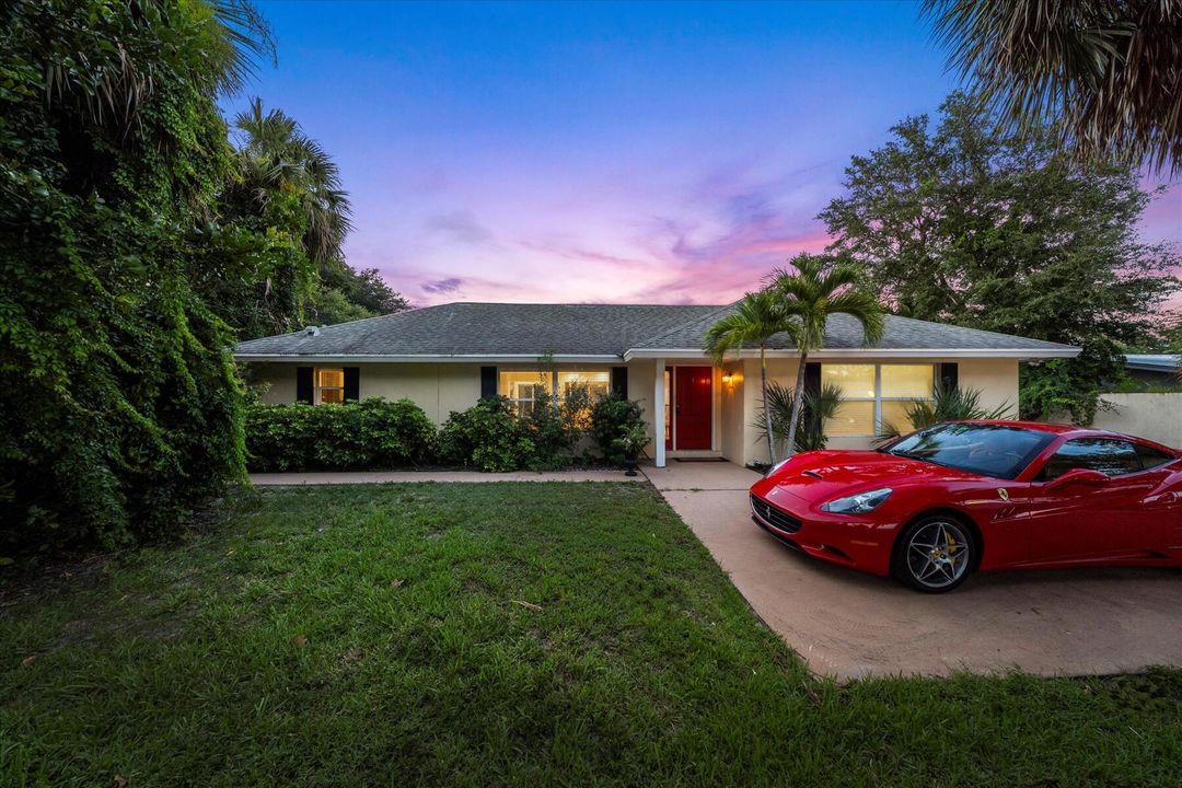 For Sale: $1,900,000 (3 beds, 2 baths, 2320 Square Feet)