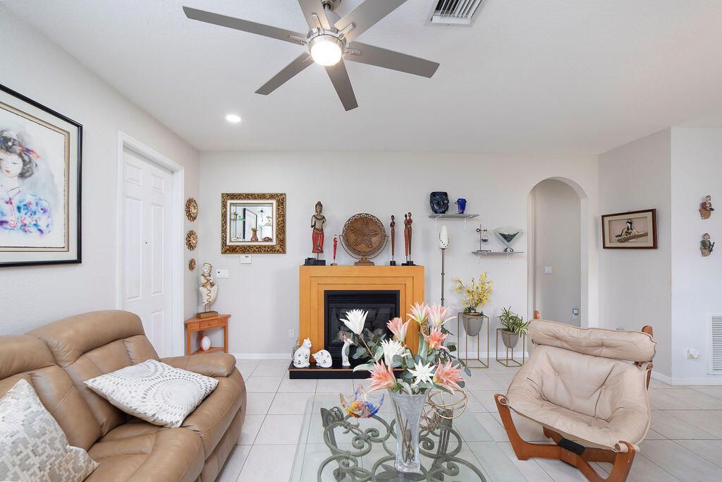 For Sale: $375,000 (3 beds, 2 baths, 1554 Square Feet)