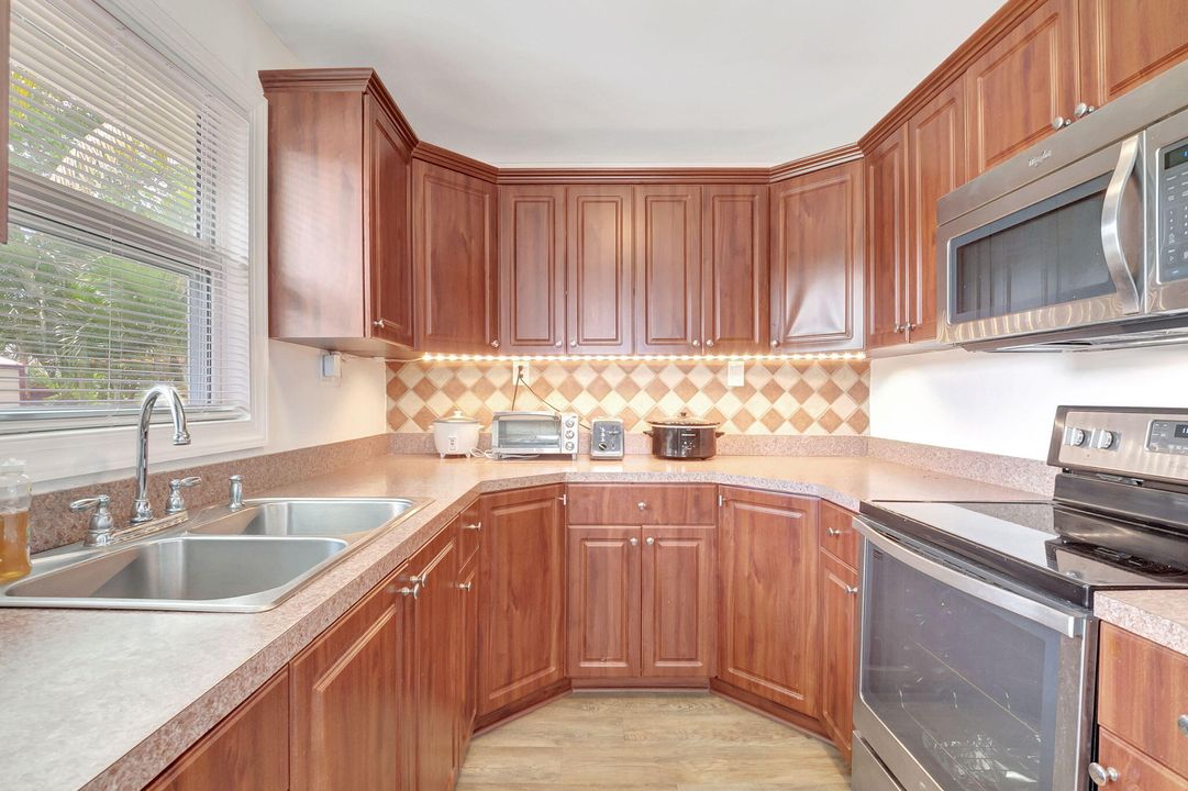 For Sale: $299,000 (2 beds, 1 baths, 684 Square Feet)