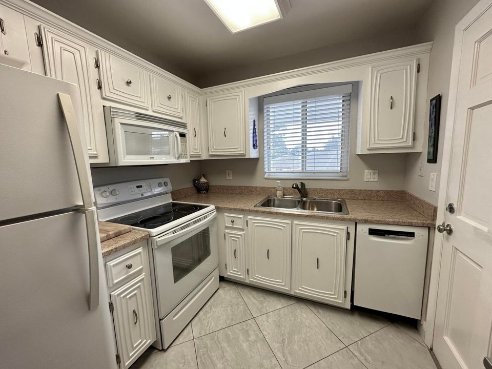 For Rent: $2,400 (2 beds, 2 baths, 886 Square Feet)