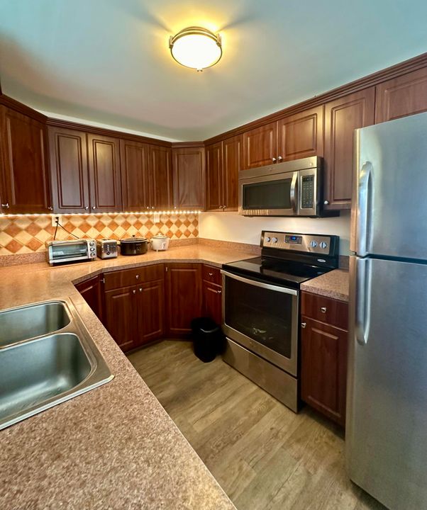 For Sale: $299,000 (2 beds, 1 baths, 684 Square Feet)