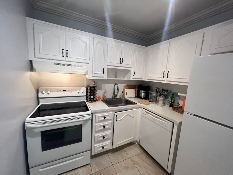 For Rent: $1,950 (2 beds, 2 baths, 892 Square Feet)